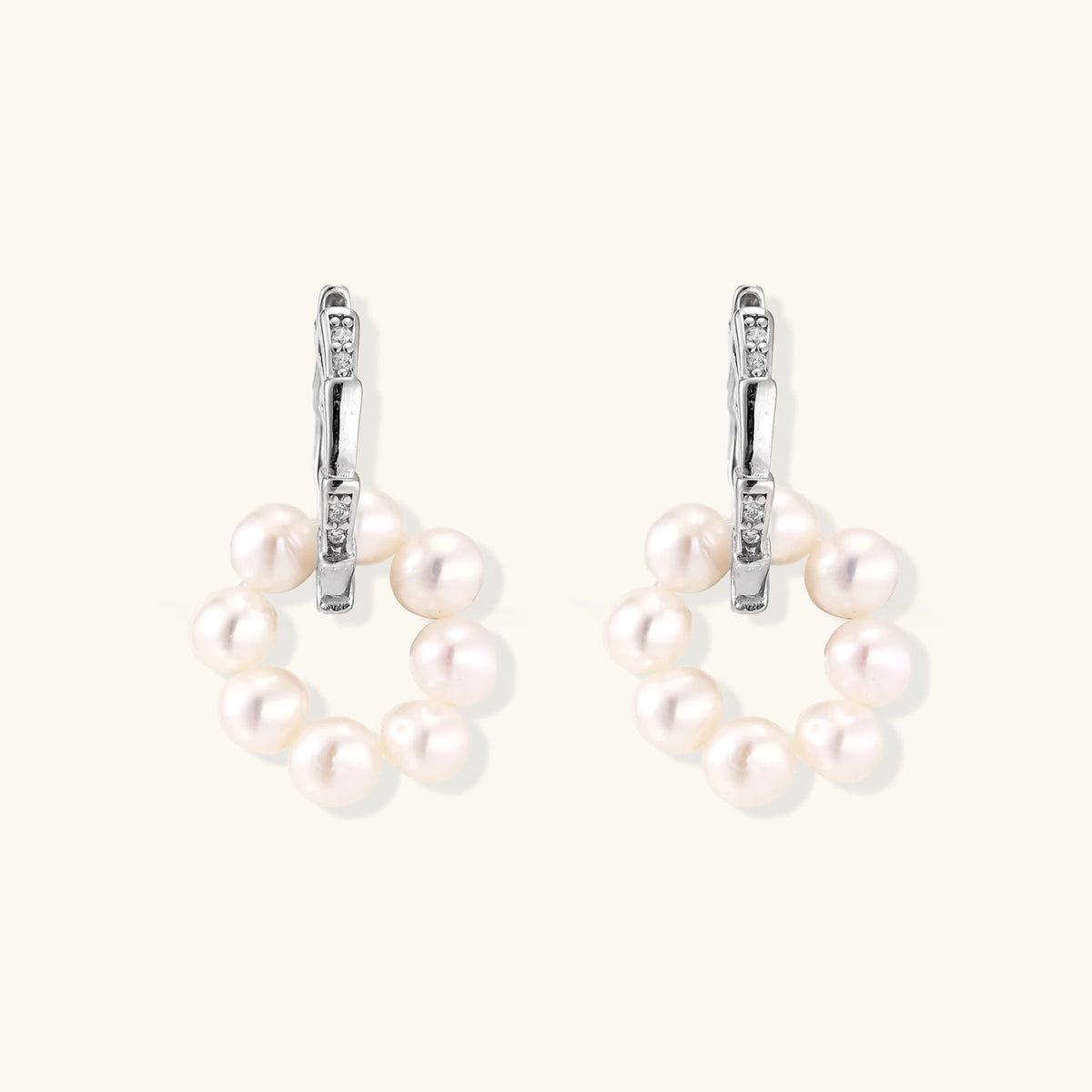 Pearl Cluster Creolen Detailansicht – Süßwasserperlen & Rhodium-Silber | Orolina