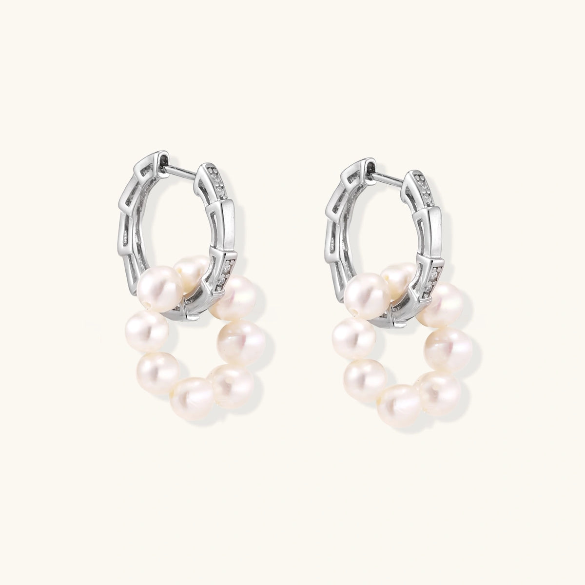 Pearl Cluster Huggie Creolen Seitenansicht – Perlen-Cluster & Silber | Orolina