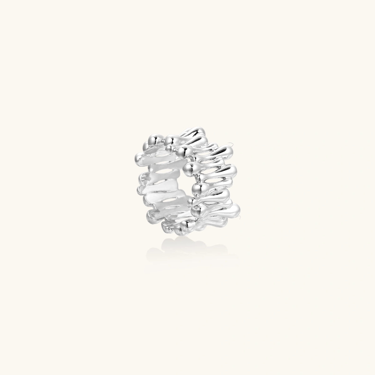 Liquid Wave Statement Ring Detailansicht – fließende Wellenform, Weißgold Eco-Messing | Orolina