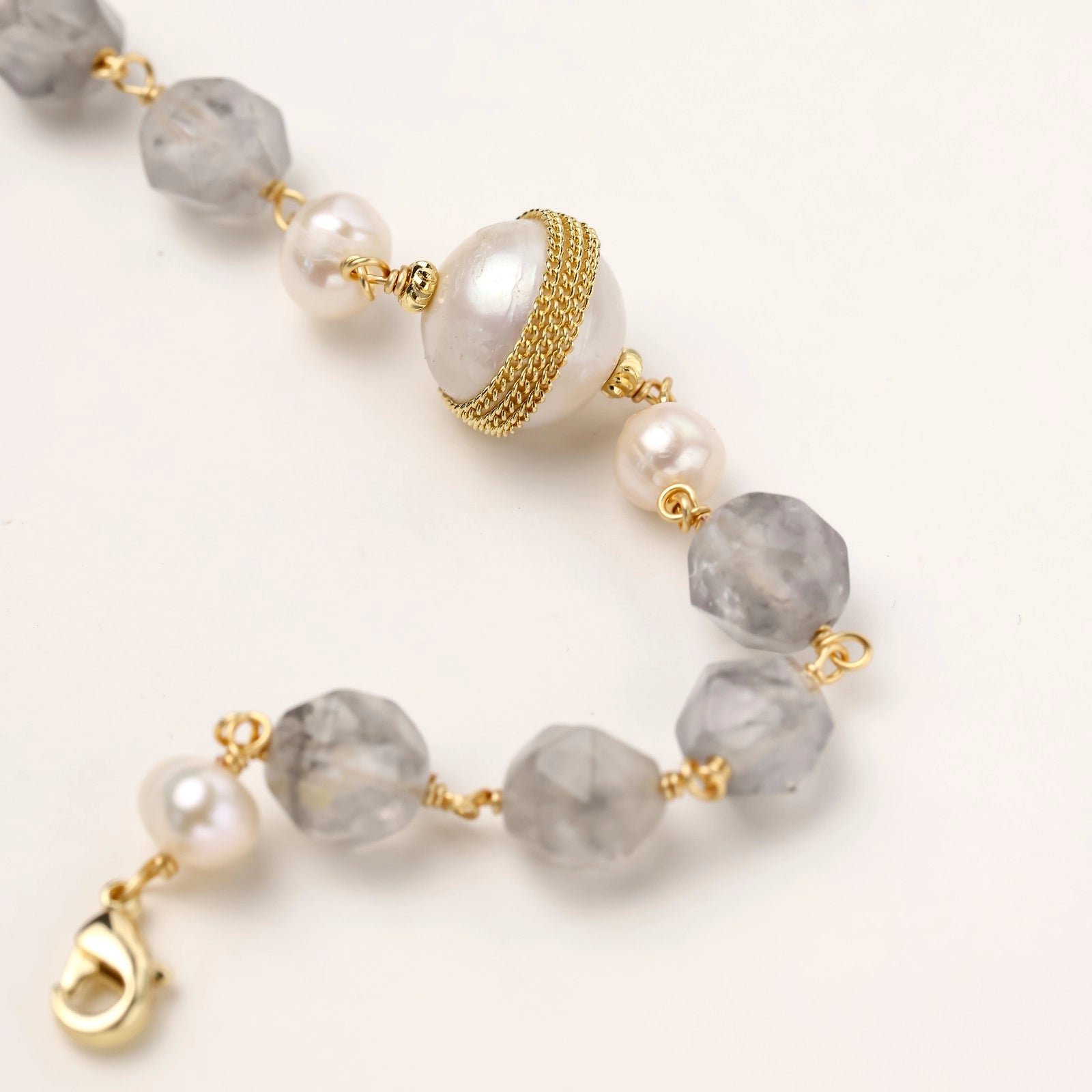 Milchquarz & Perlen Armband Detailansicht – Barockperle & Gold Eco-Messing | Orolina