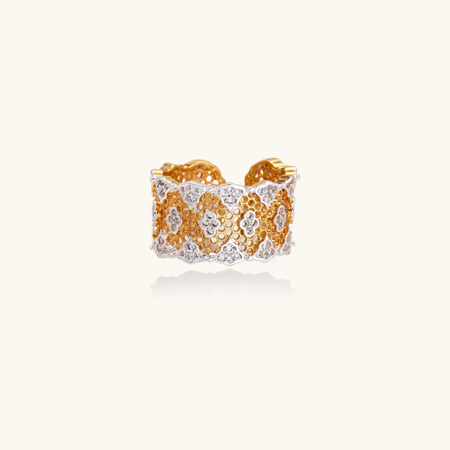 Honeycomb Statement Ring Detailansicht – Goldenes Waben-Muster & Kristalle | Orolina