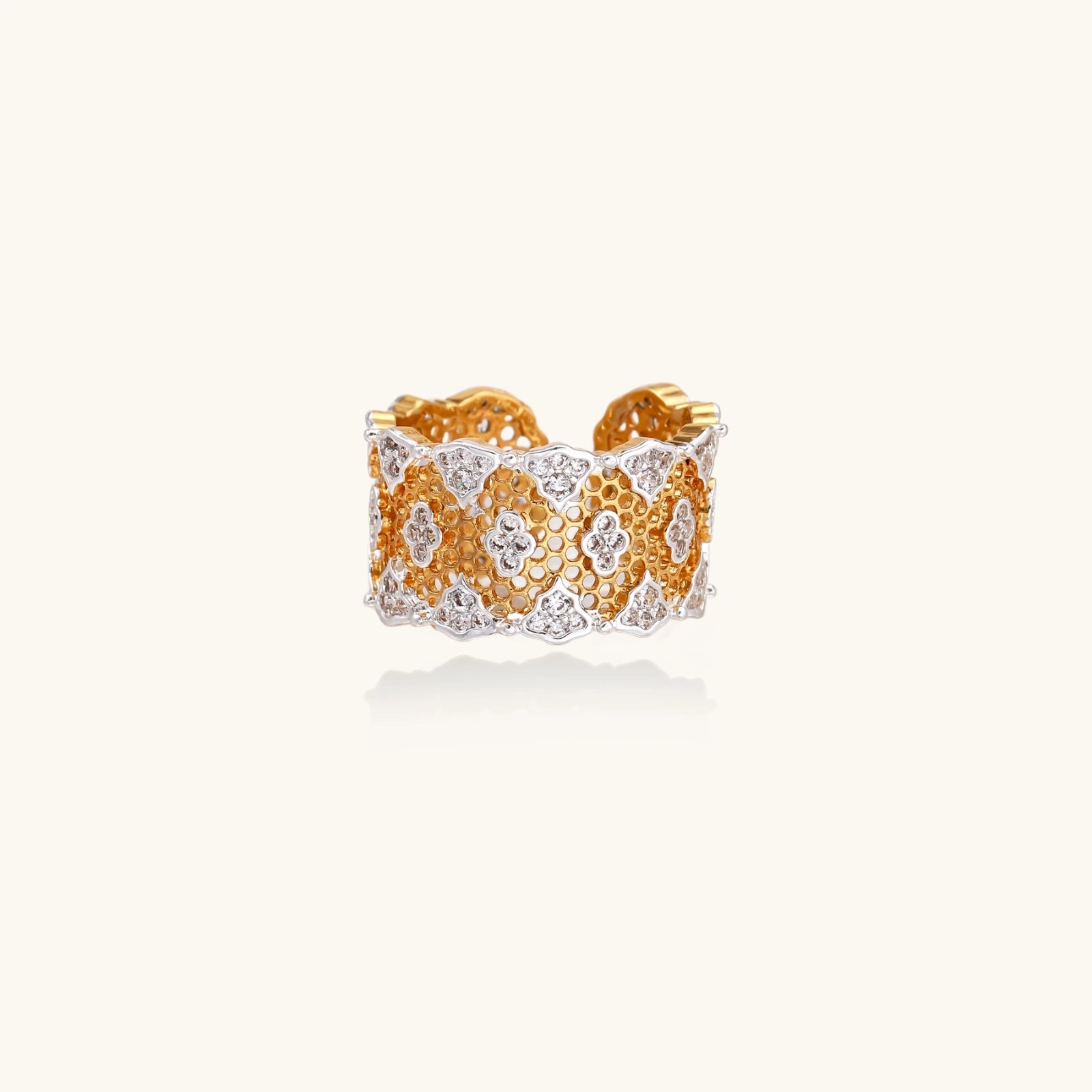 Honeycomb Statement Ring Detailansicht – Goldenes Waben-Muster & Kristalle | Orolina