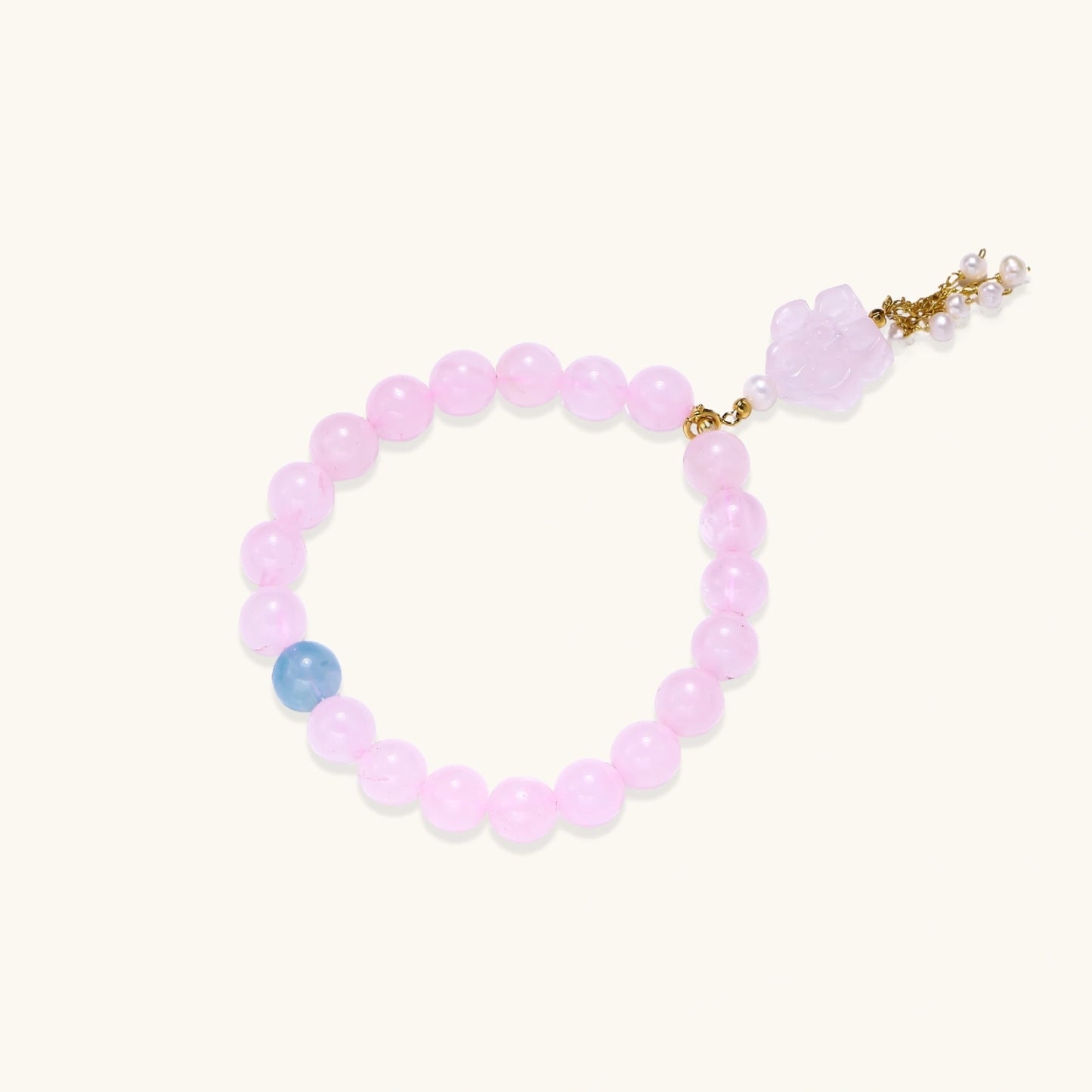 Rosenquarz & Aquamarin Armband Detailansicht – geschnitzte Blüte & Perlen | Orolina