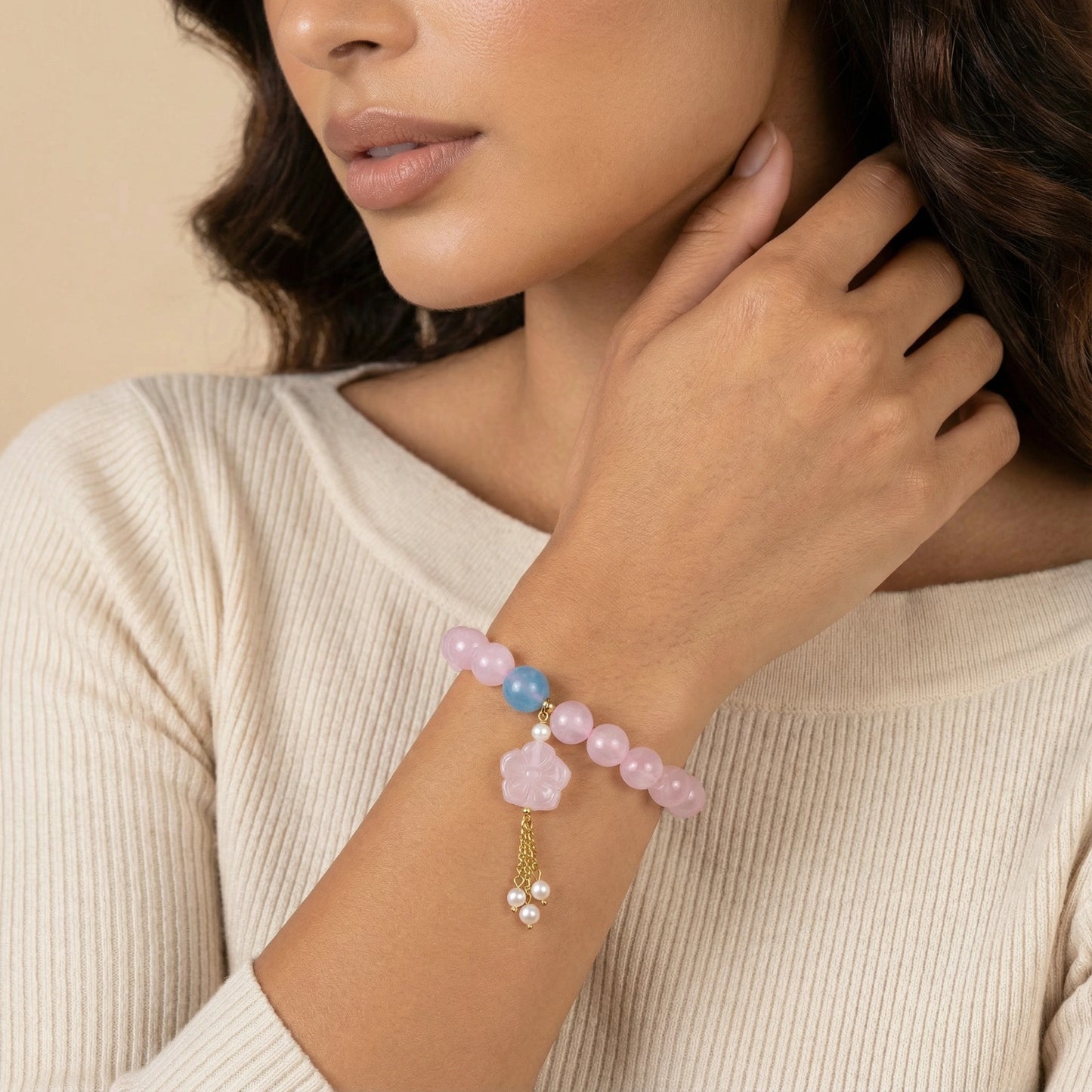 Rosenquarz & Aquamarin Armband – Edelsteinperlen mit floraler Schnitzarbeit & 18K Gold | Orolina