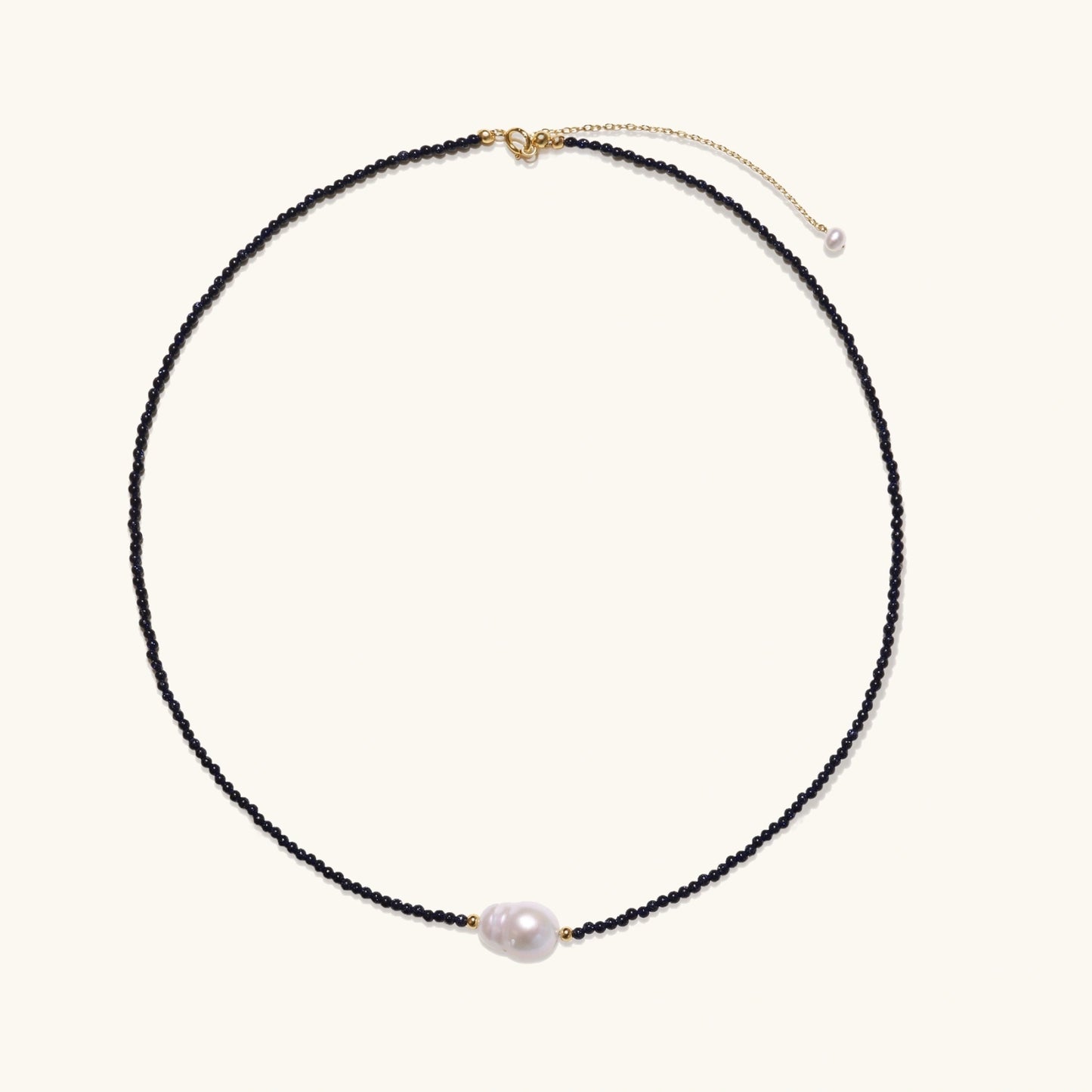 Barockperlen Kette Detailansicht – Barockperle & blauer Sandstein, 18K Gold | Orolina