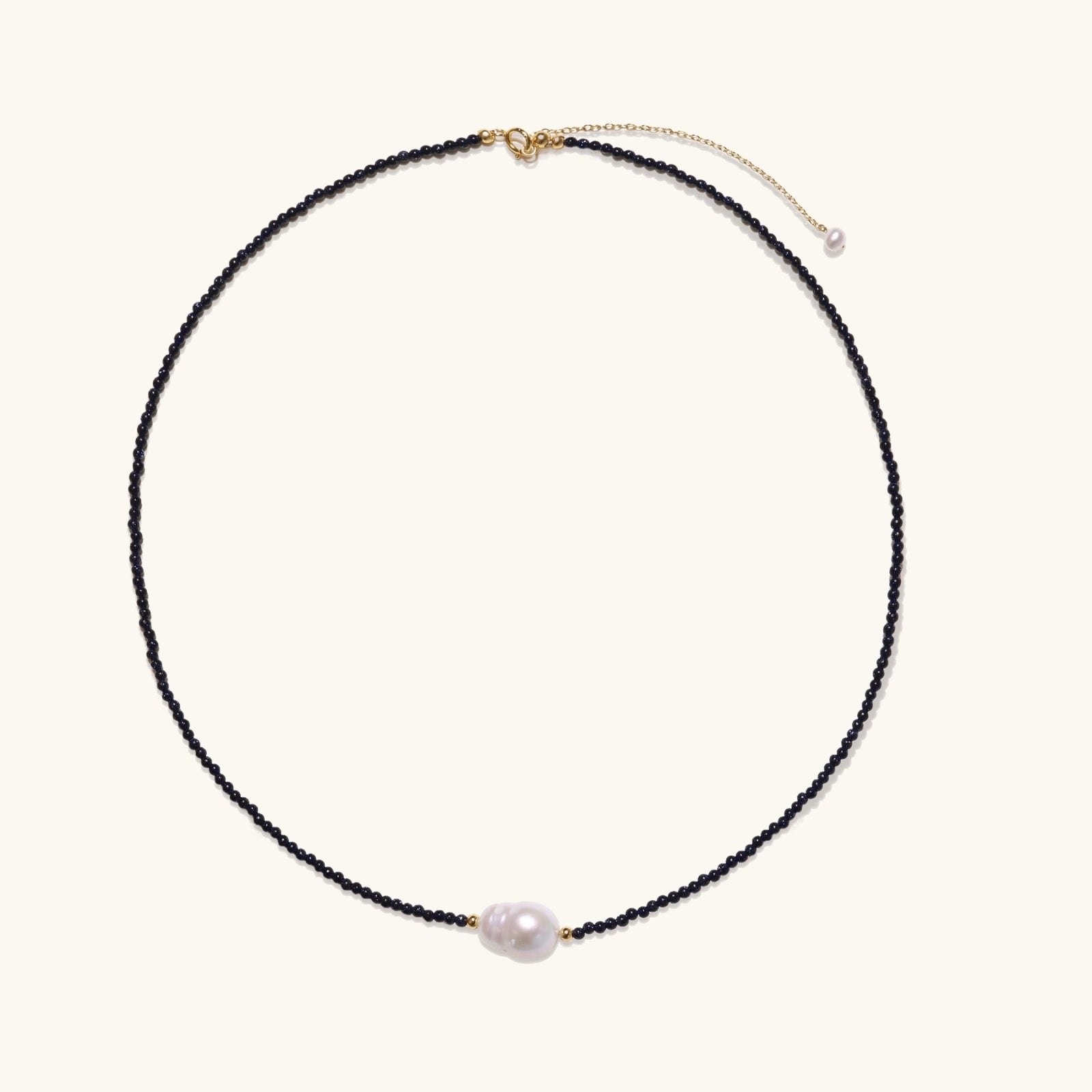 Barockperlen Kette Detailansicht – Barockperle & blauer Sandstein, 18K Gold | Orolina