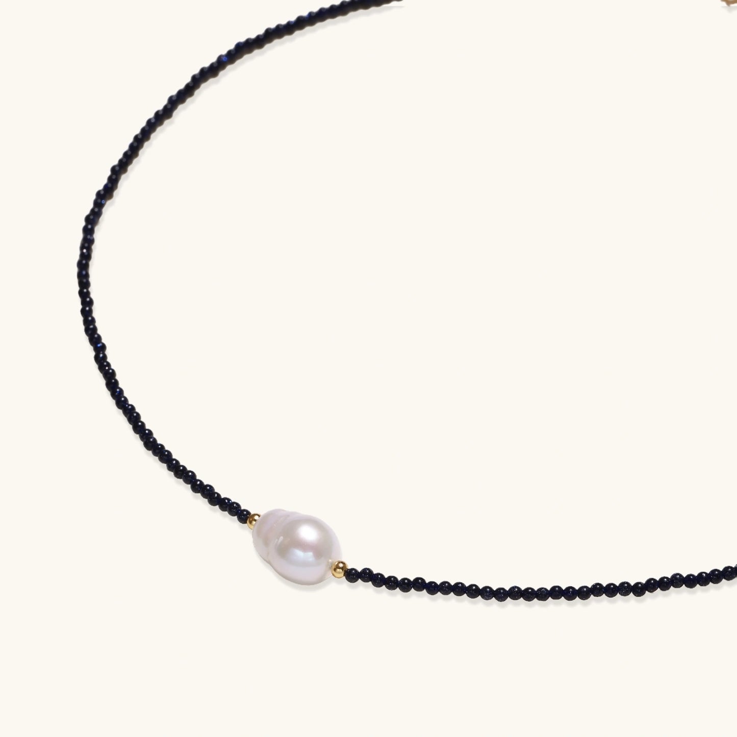 Barockperlen Kette Seitenansicht – blauer Sandstein & Gold Vermeil | Orolina