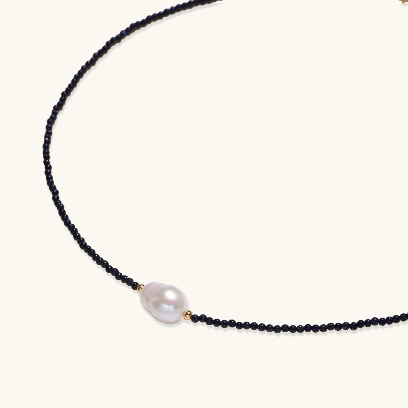Barockperlen Kette Seitenansicht – blauer Sandstein & Gold Vermeil | Orolina
