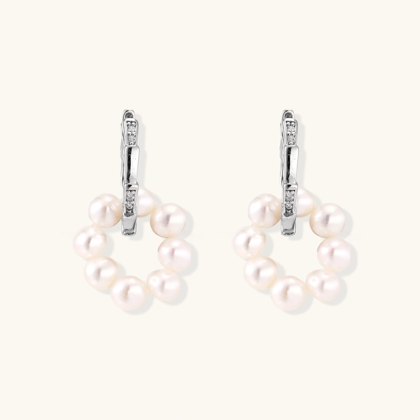 Pearl Cluster Creolen Detailansicht – Süßwasserperlen & Rhodium-Silber | Orolina