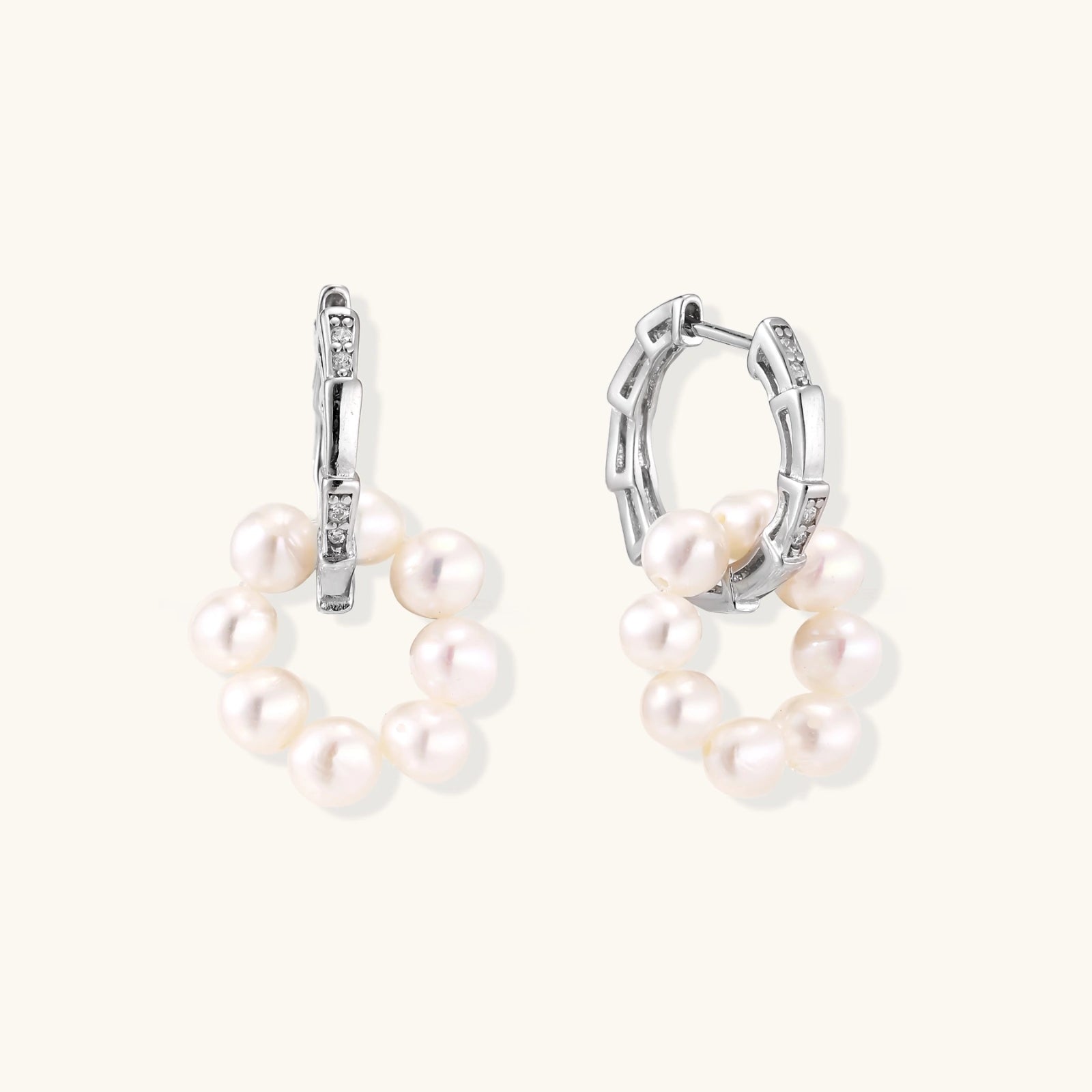 Pearl Cluster Creolen – Perlen im Halbmond-Setting, 925 Sterlingsilber rhodiniert | Orolina