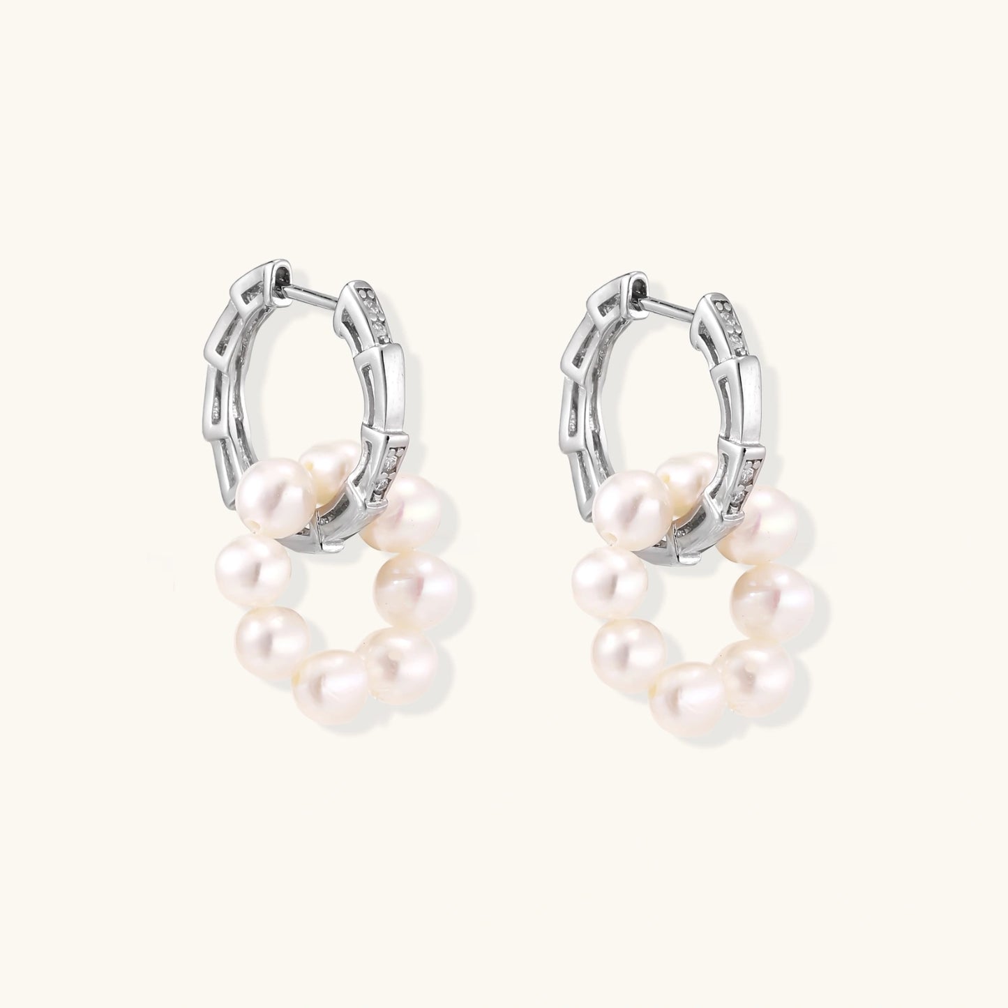 Pearl Cluster Huggie Creolen Seitenansicht – Perlen-Cluster & Silber | Orolina