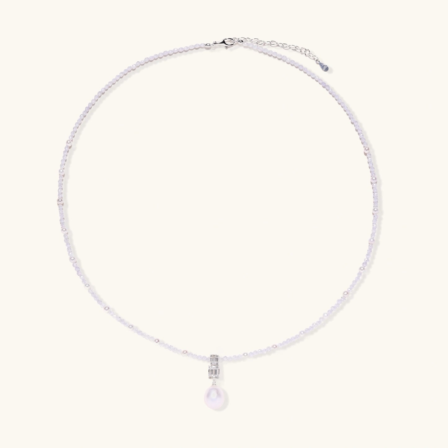 Lavender Dreams Kette Detailansicht – Geometrischer Anhänger & Süßwasserperle | Orolina