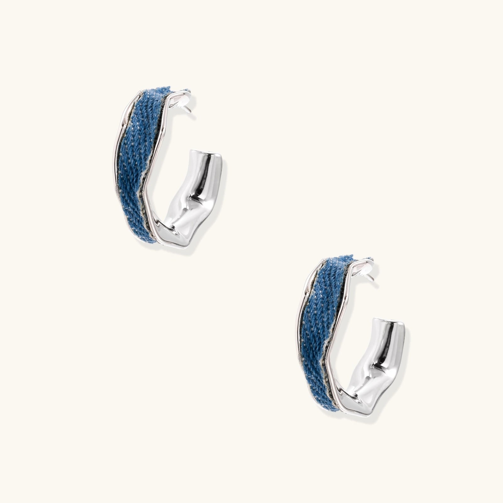 Denim Mini Creolen Detailansicht – Recycelter Denim & weißgold-plattiertes Eco-Messing | Orolina