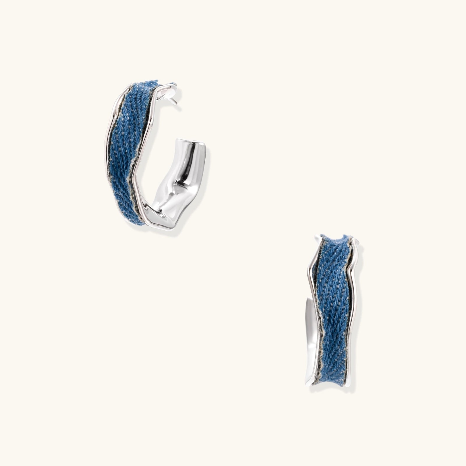 Denim Mini Creolen – Huggie Creolen mit recyceltem Denim-Inlay & 925 Silber-Steckern | Orolina