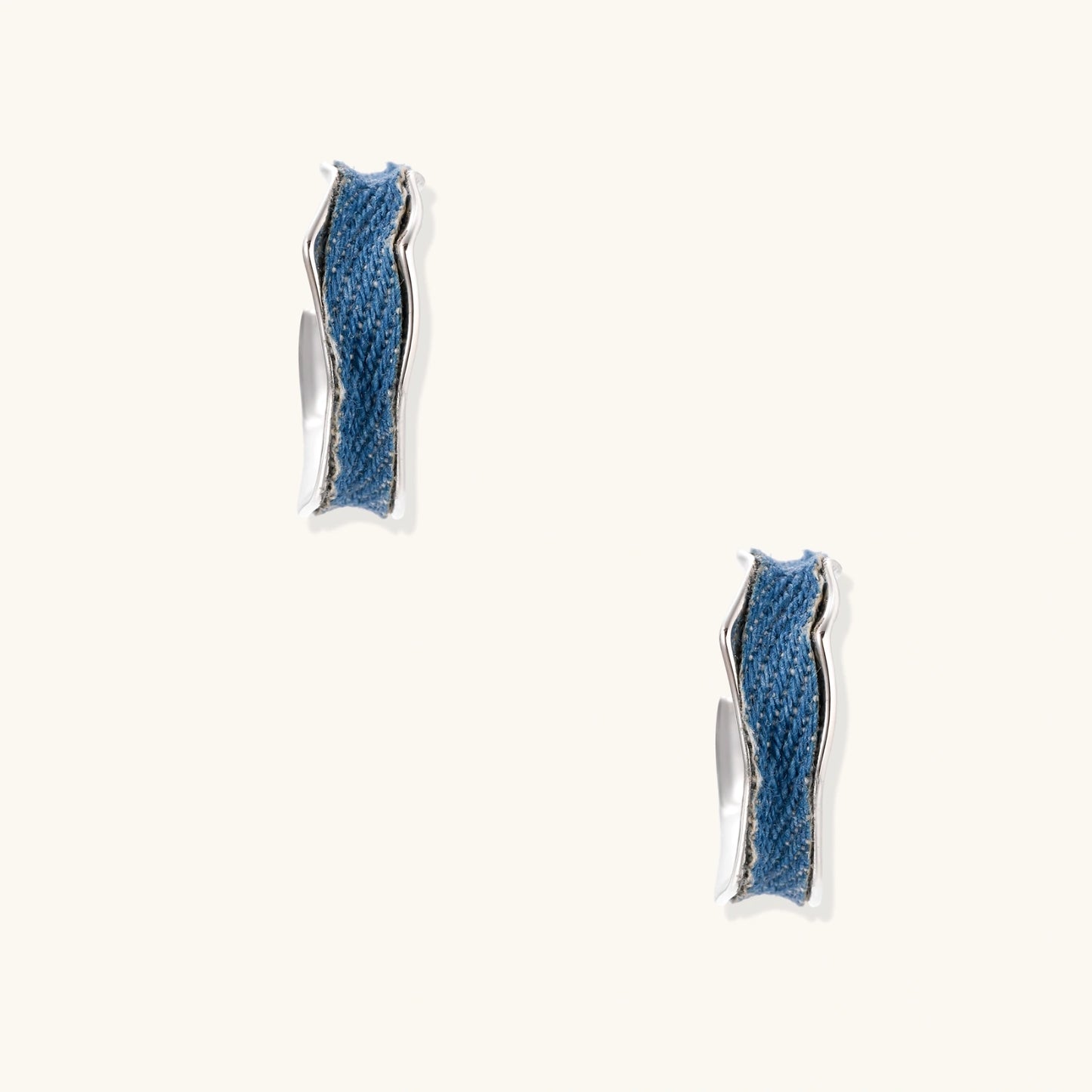 Denim Mini Creolen Seitenansicht – Upcycling Ohrringe mit Denim-Inlay, 925 Silber | Orolina
