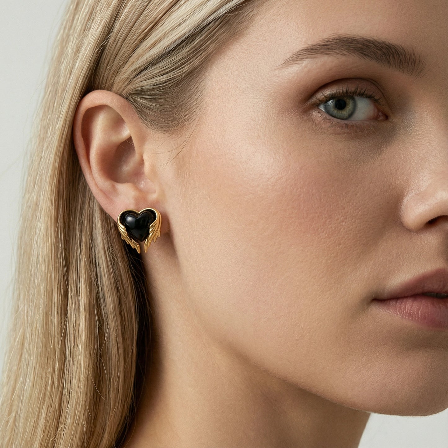 Angel Heart Ohrstecker – Schwarze Harzherzen mit Goldflügeln, 18K Eco-Messing | Orolina