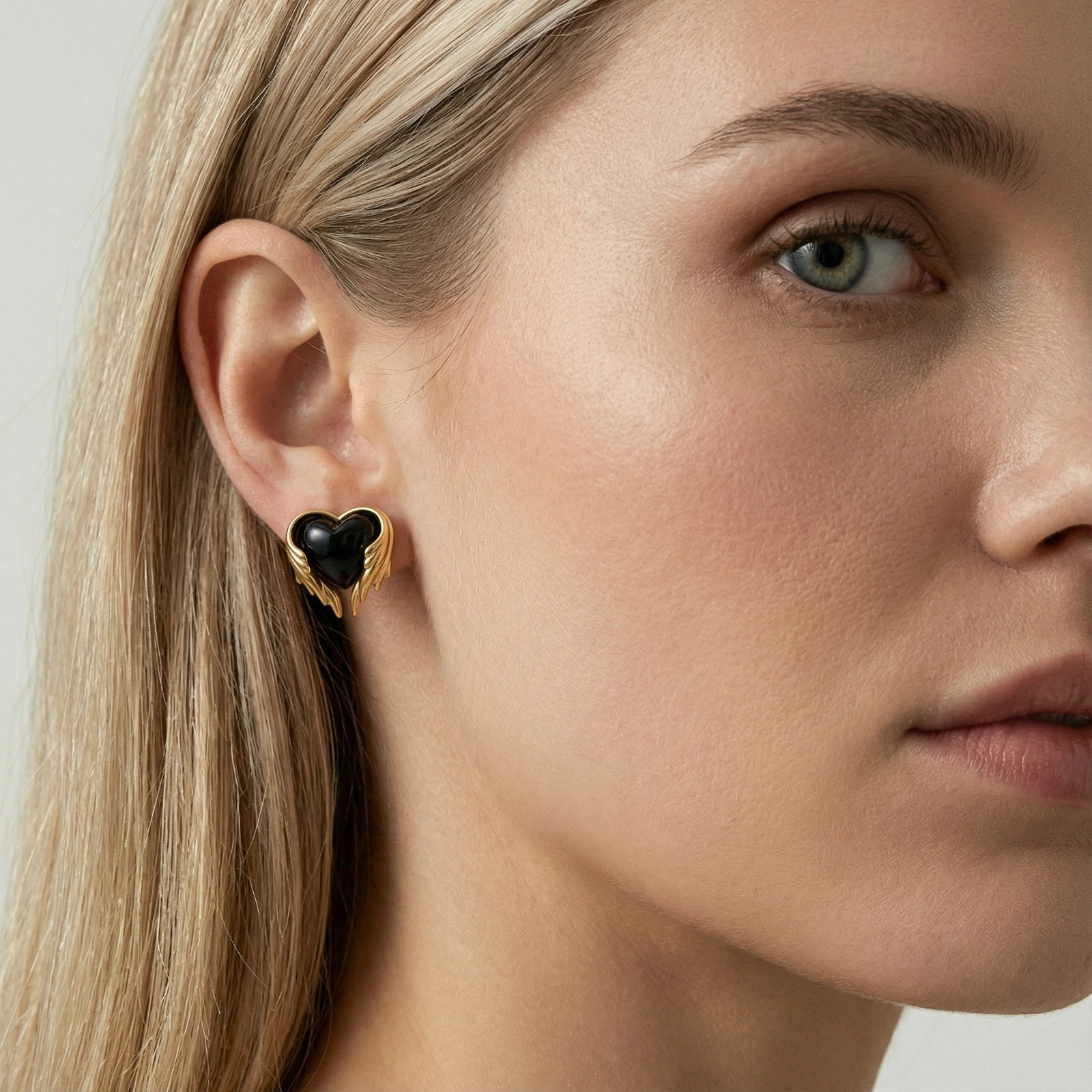 Angel Heart Ohrstecker – Schwarze Harzherzen mit Goldflügeln, 18K Eco-Messing | Orolina