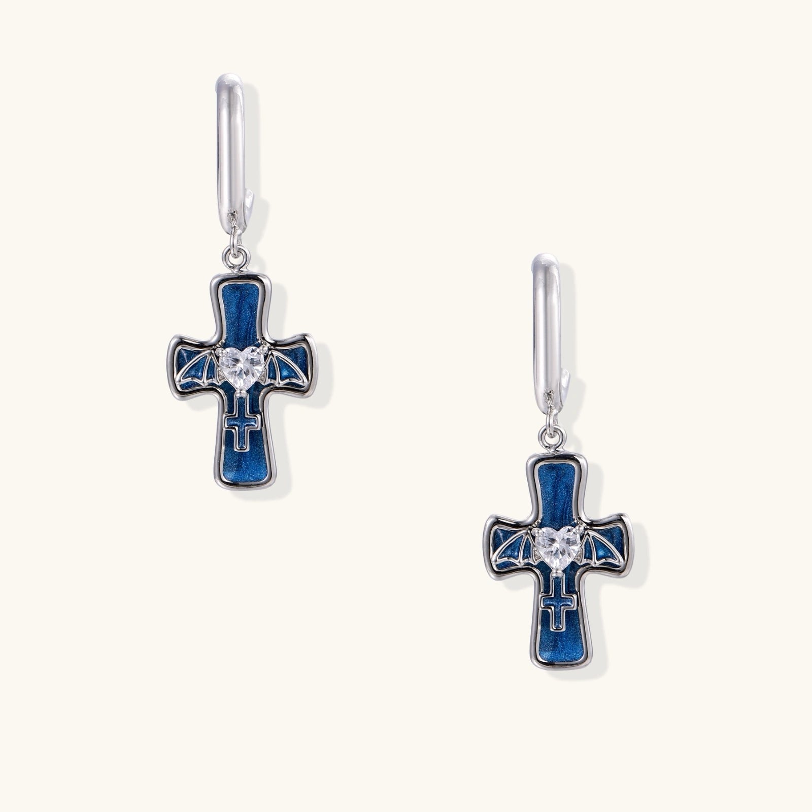 Guardian Angel Kreuz Ohrstecker Detailansicht – blaue Emaille & Zirkonia, weißgold-plattiert | Orolina