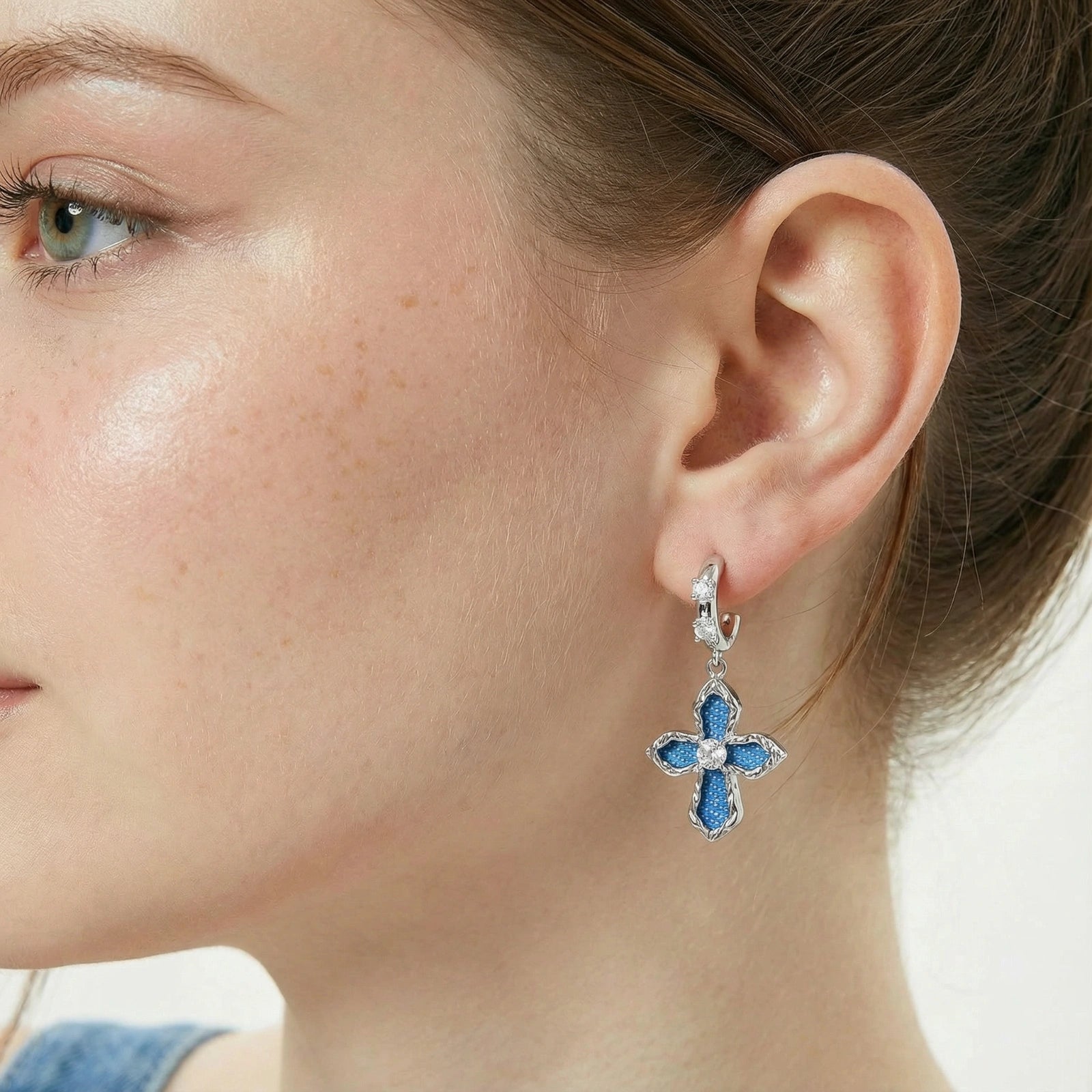 Denim Cross Creolen – Silber-Hoops mit Denim-Kreuz-Charms & Zirkonia | Orolina