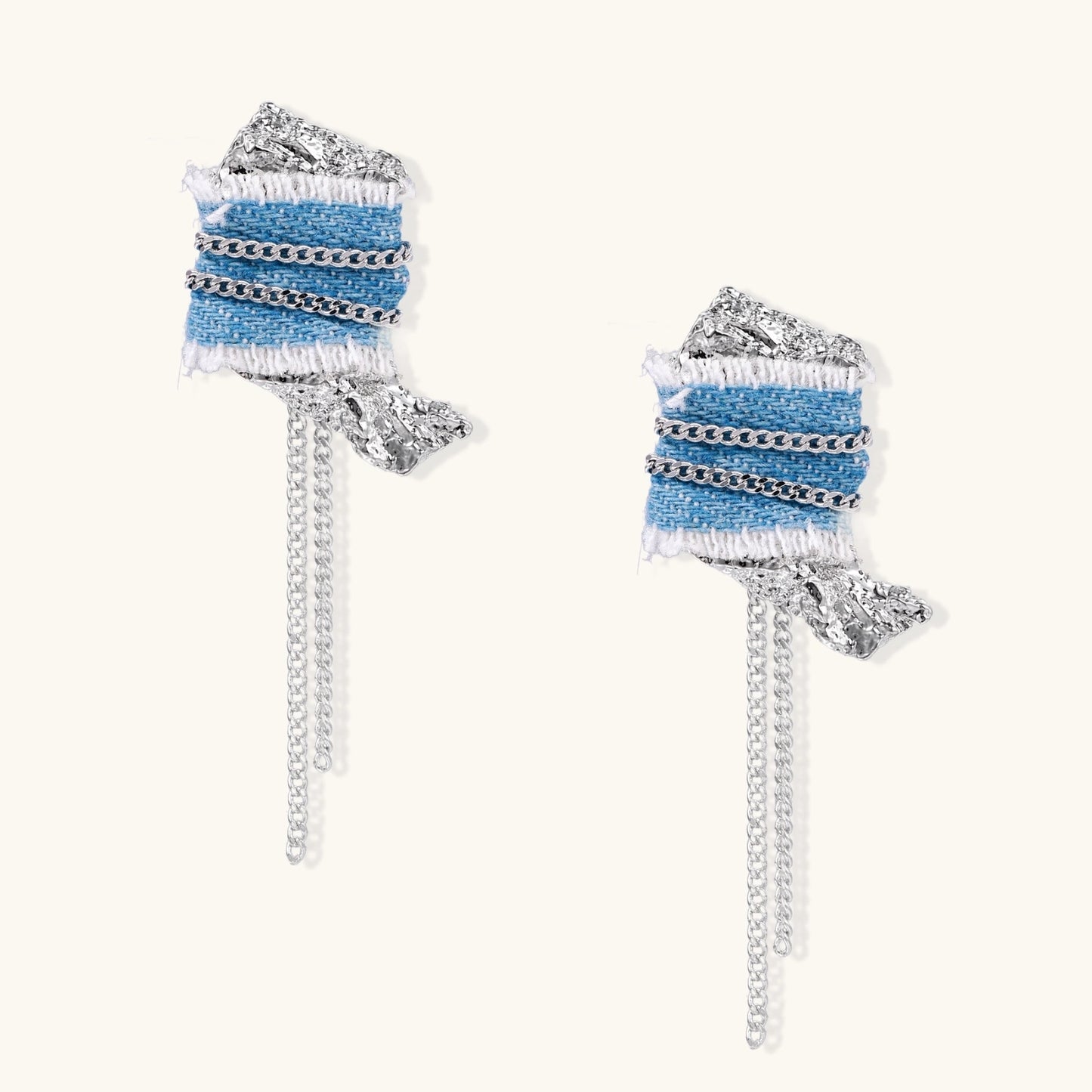 Denim Statement Ohrringe Detailansicht – Denim-Fransen & Silberketten | Orolina