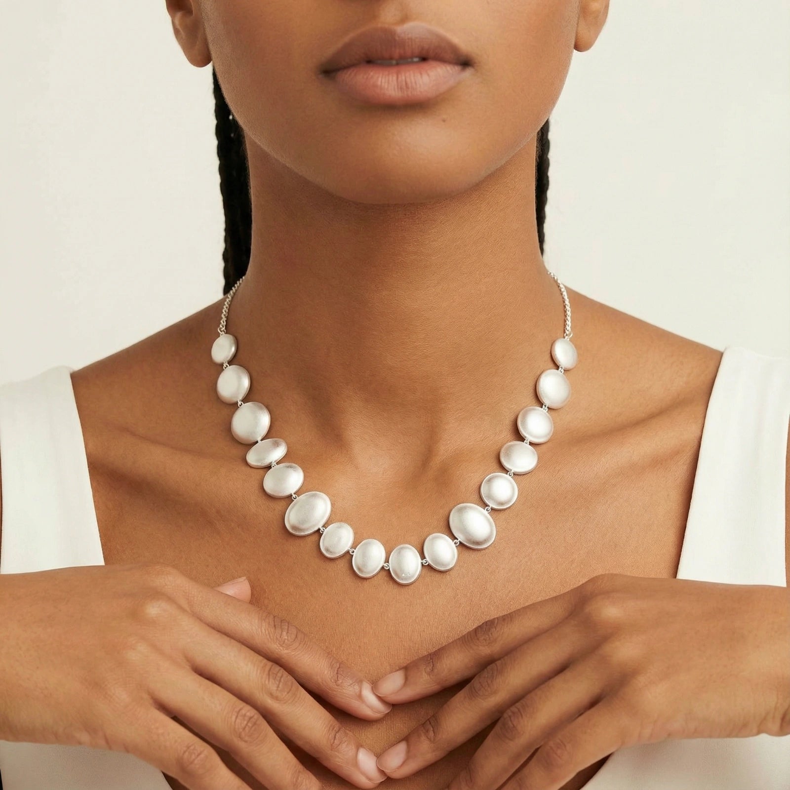 Lunar Arc Statement Collier – Organische Silberscheiben, Sterlingsilber | Orolina