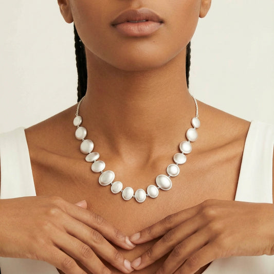 Lunar Arc Statement Collier – Organische Silberscheiben, Sterlingsilber | Orolina