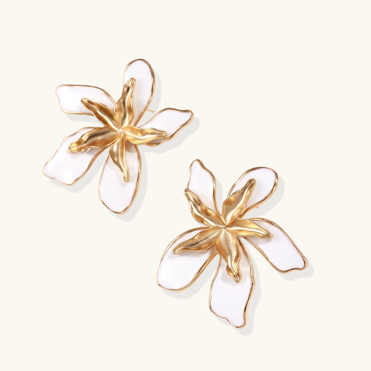 Garden Dreams Ohrringe Seitenansicht – Florale Email, 18K Eco-Messing | Orolina