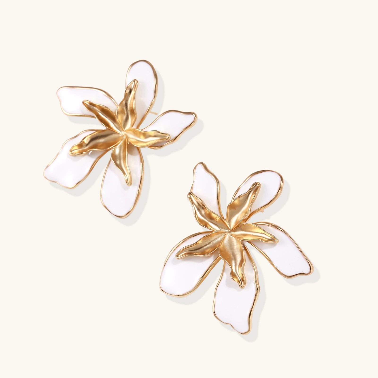 Garden Dreams Ohrringe Seitenansicht – Florale Email, 18K Eco-Messing | Orolina
