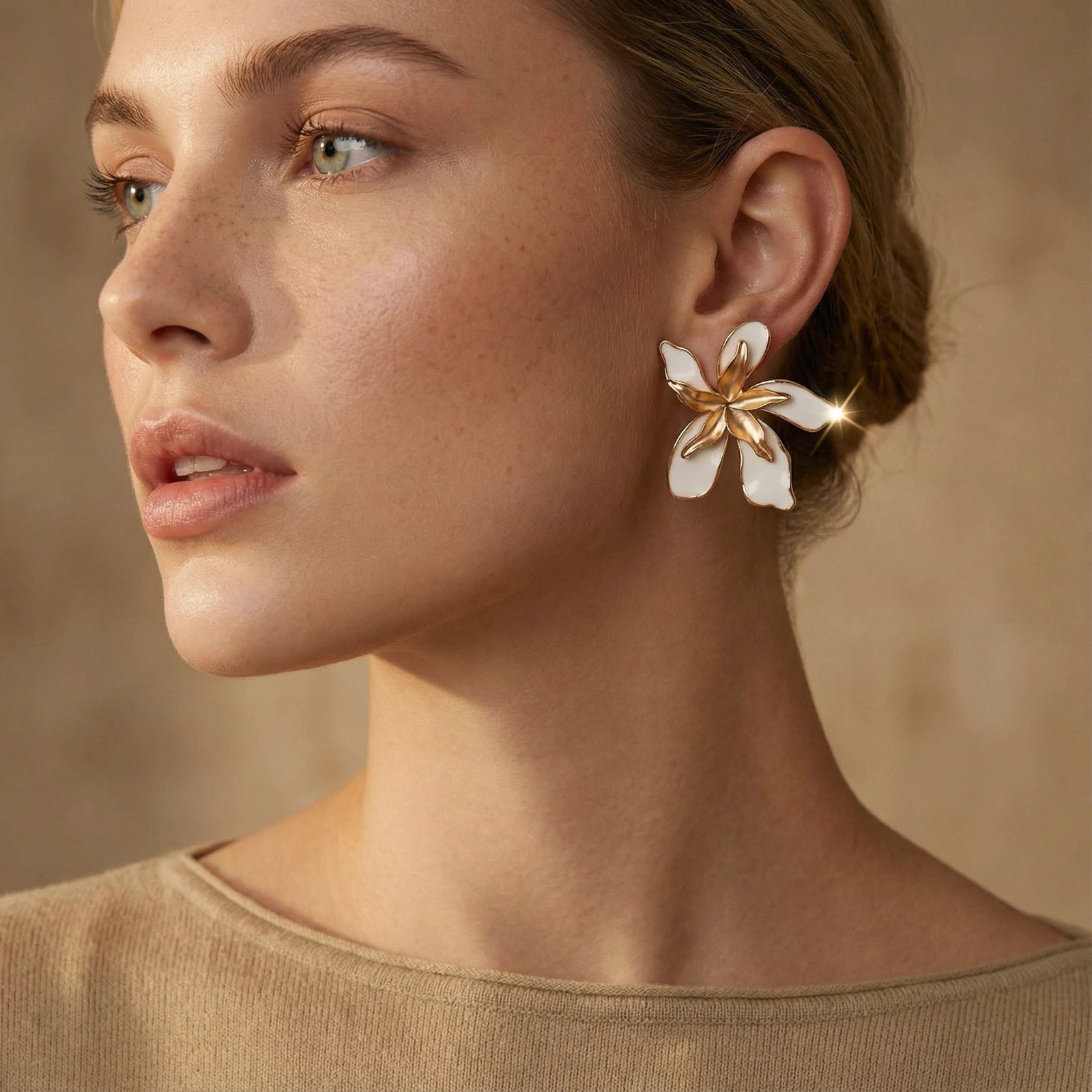 Garden Dreams Statement Ohrringe – Weiße Email-Blüten & 18K Gold | Orolina