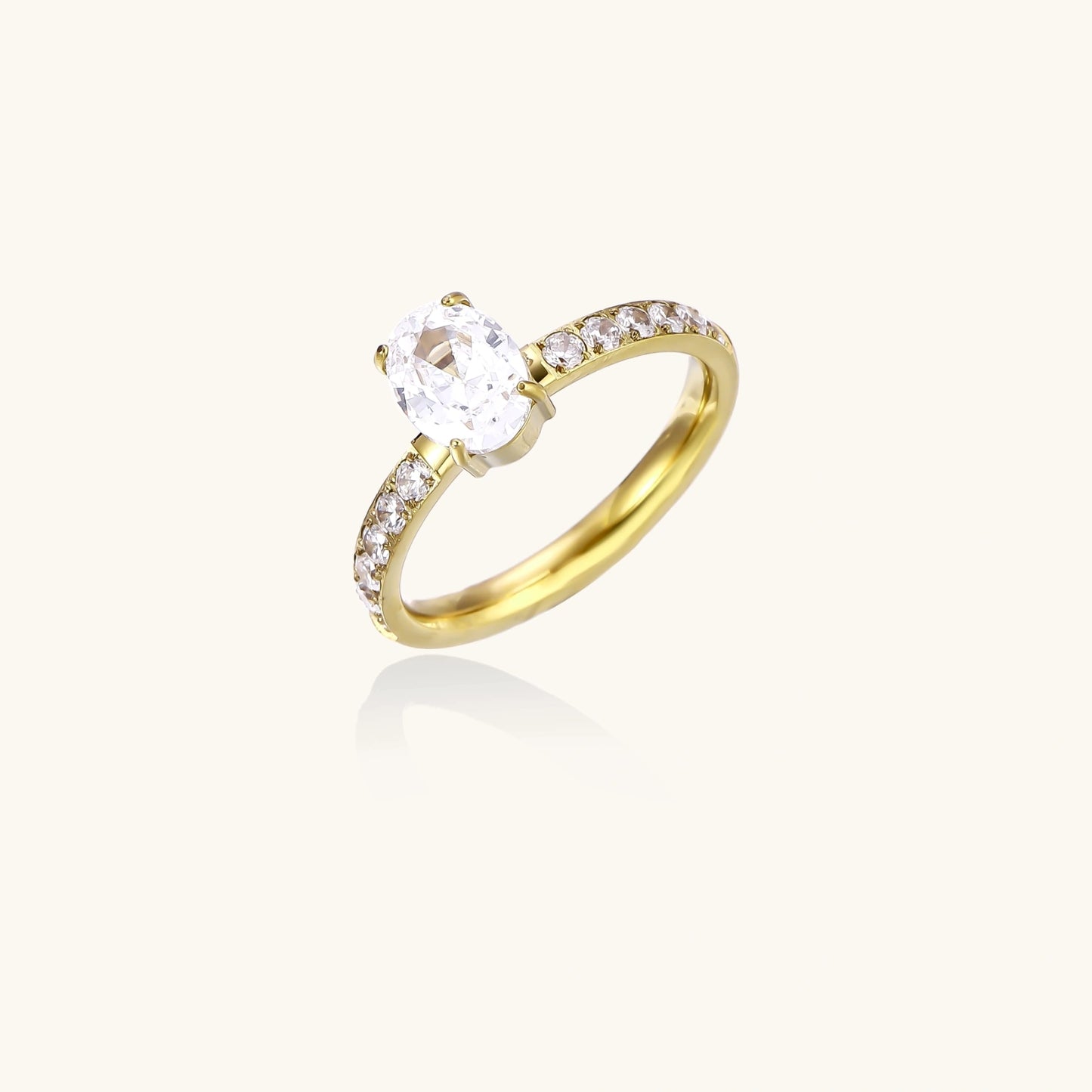 Golden Solitaire Ring – ovaler Zirkonia-Solitär mit Pavé-Band, Gold | Orolina
