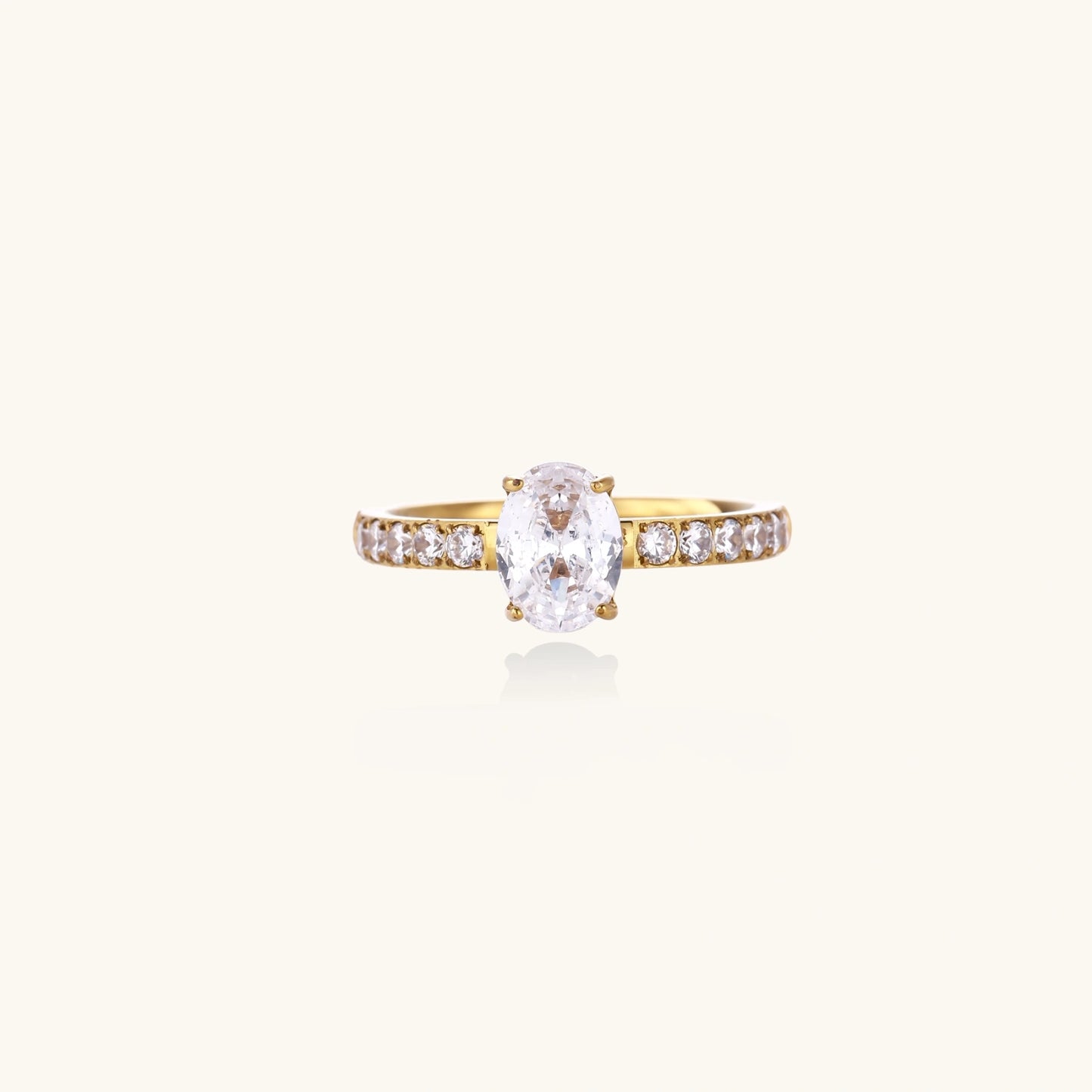 Golden Solitaire Ring Seitenansicht – Pavé-Schiene, 14K vergoldeter Edelstahl | Orolina