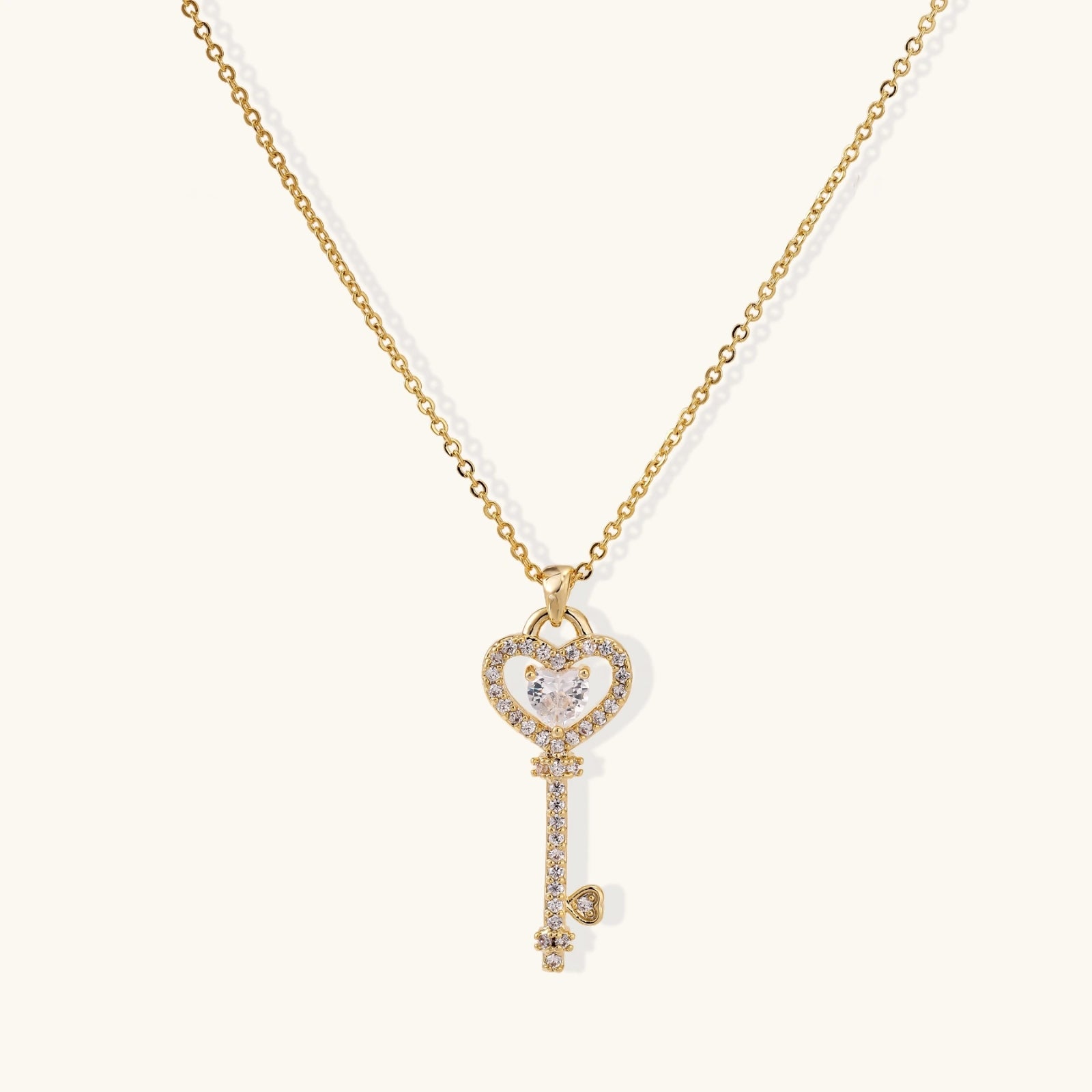 Secret Heart Key – Schlüssel-Anhänger mit herzförmigem Bogen & Kristall-Pavé, Gold | Orolina