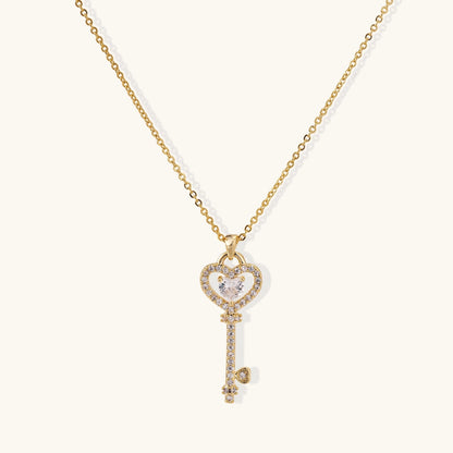 Secret Heart Key – Schlüssel-Anhänger mit herzförmigem Bogen & Kristall-Pavé, Gold | Orolina