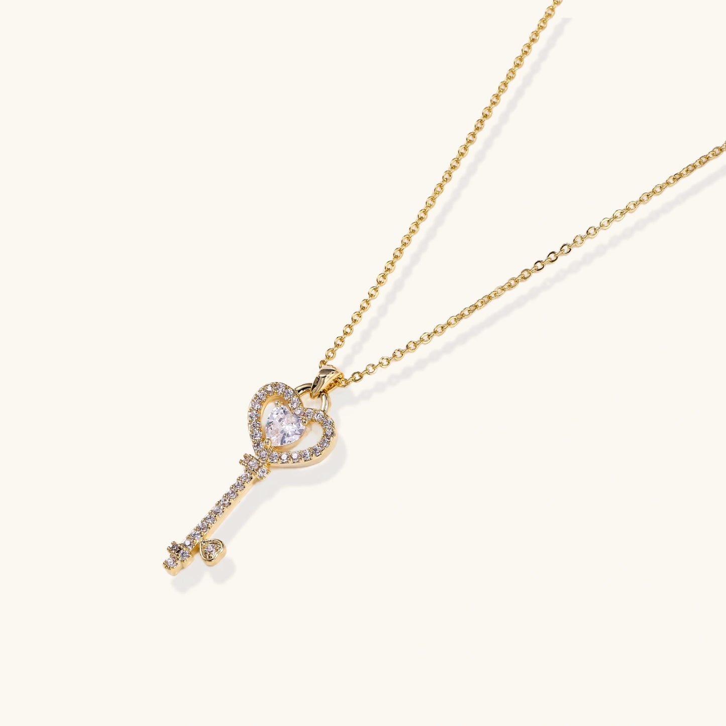 Secret Heart Key Kette Detailansicht – vergoldeter Schlüssel mit Kristallen | Orolina