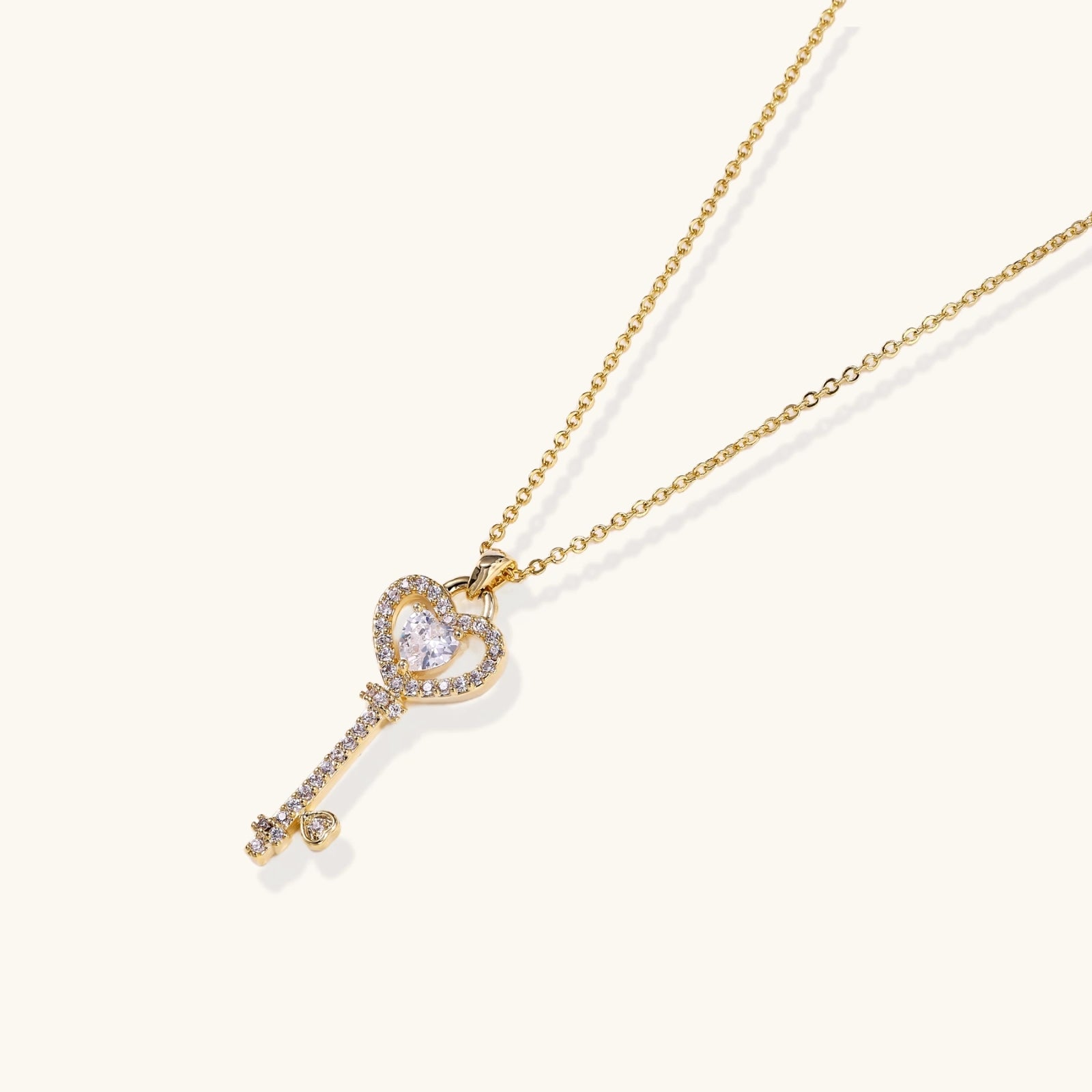 Secret Heart Key Kette Detailansicht – vergoldeter Schlüssel mit Kristallen | Orolina