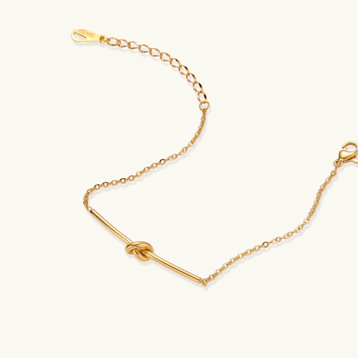 Knoten Armband Detailansicht – Knoten-Element in 18K Gold, verstellbar | Orolina