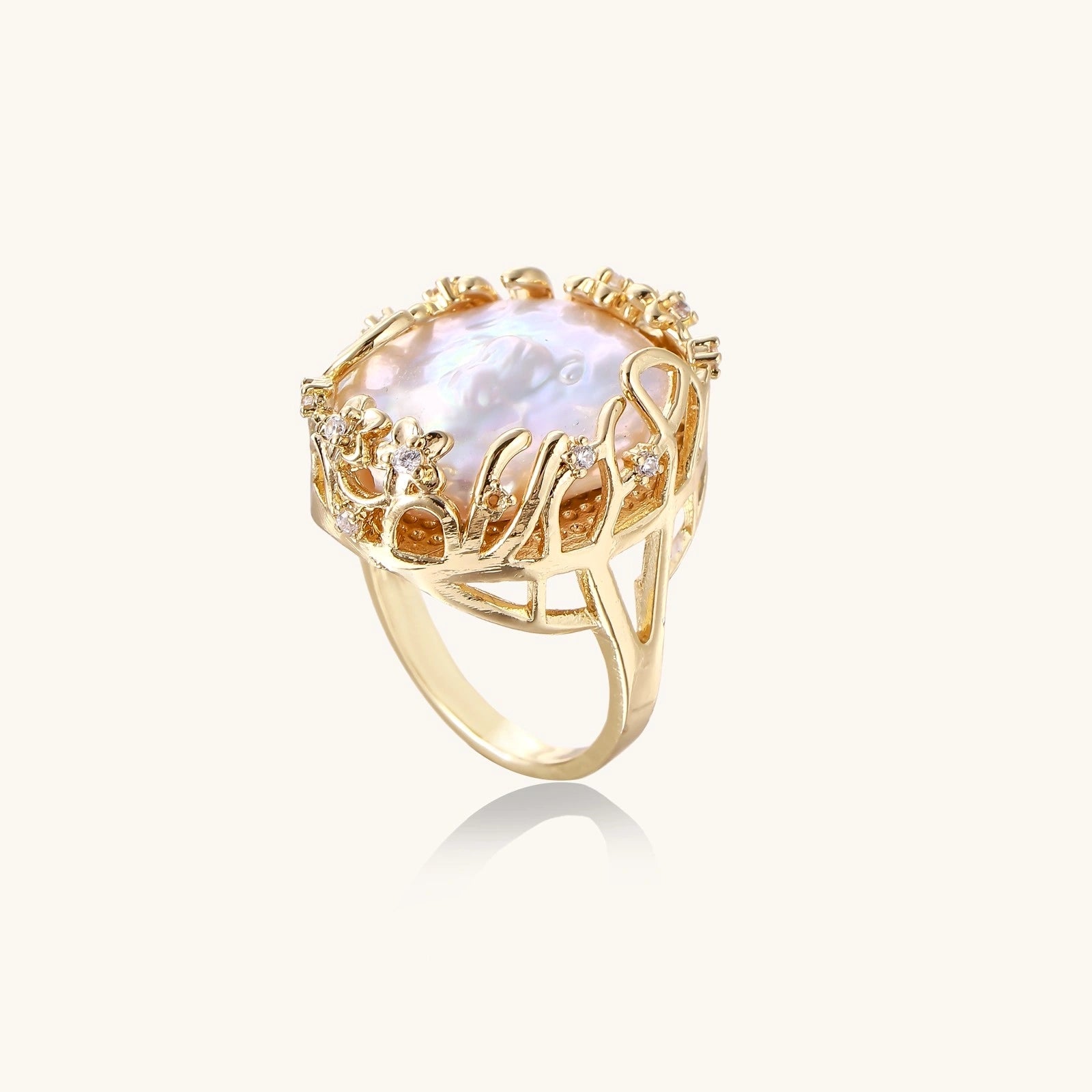 Baroque Queen Perlenring Detailansicht – Barockperle & Kristalle, 14K vergoldetes Eco-Messing | Orolina