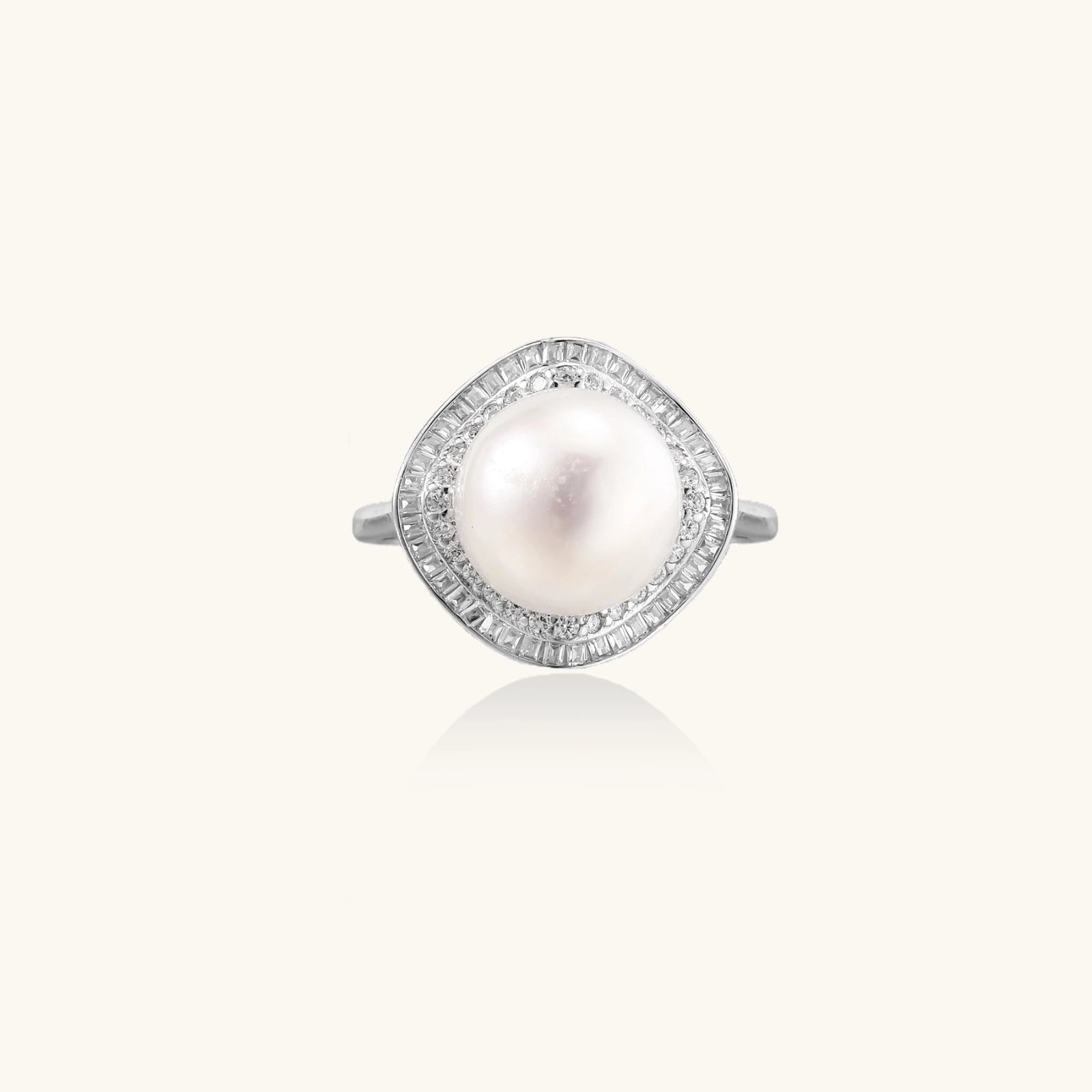 Pearl Royale Halo Ring Detailansicht – Süßwasserperle & Kristalle, 925 Silber | Orolina