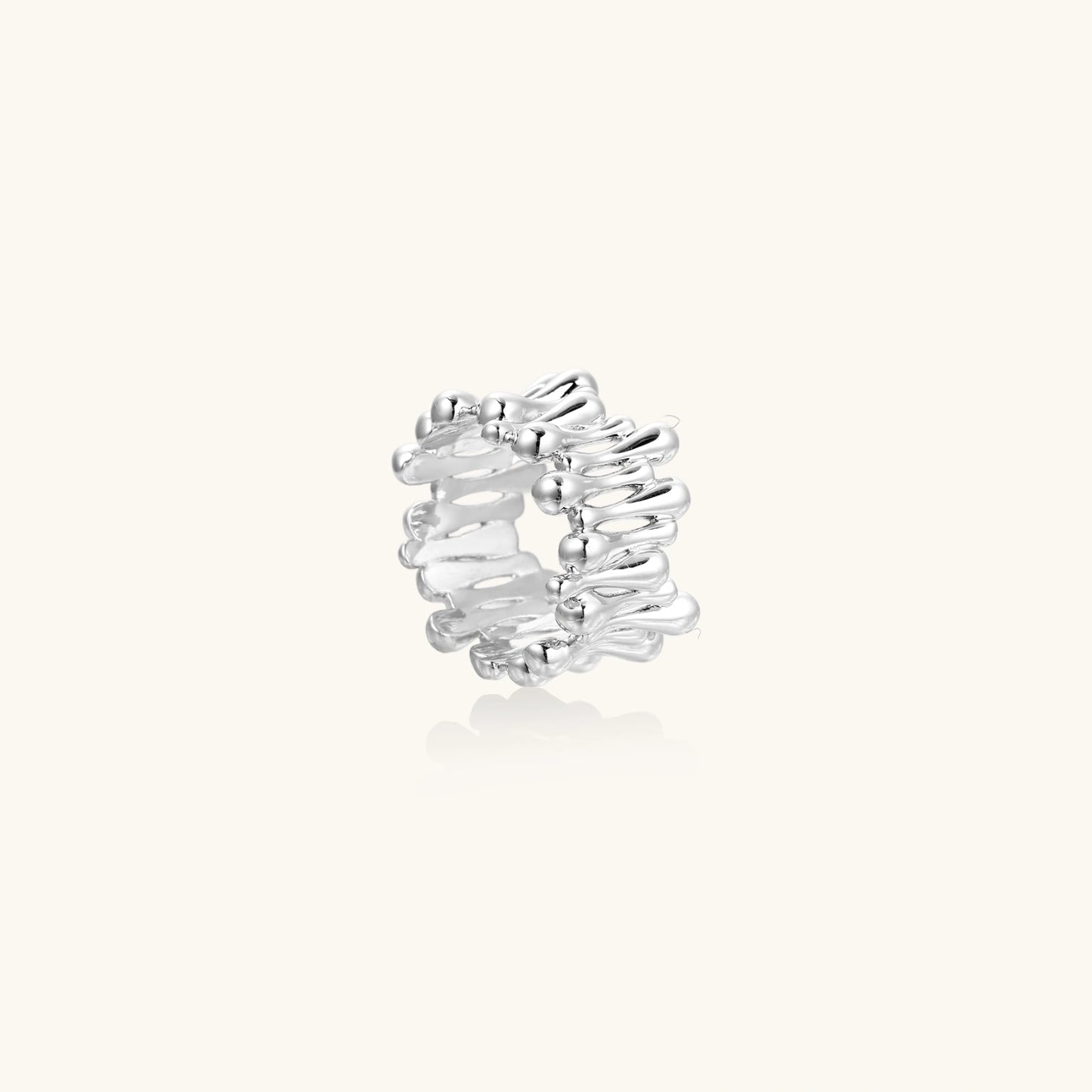 Liquid Wave Statement Ring Detailansicht – fließende Wellenform, Weißgold Eco-Messing | Orolina