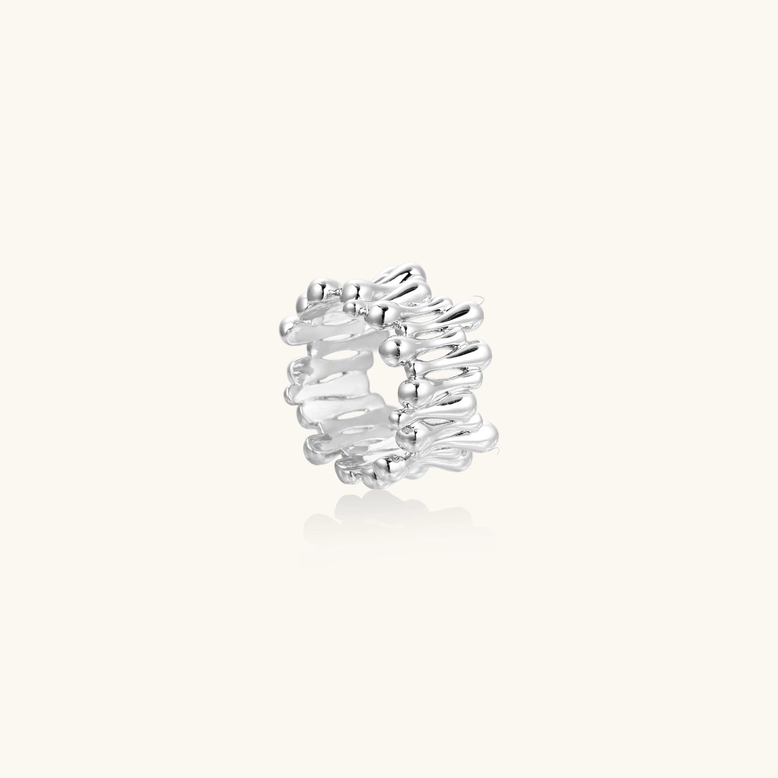 Liquid Wave Statement Ring Detailansicht – fließende Wellenform, Weißgold Eco-Messing | Orolina