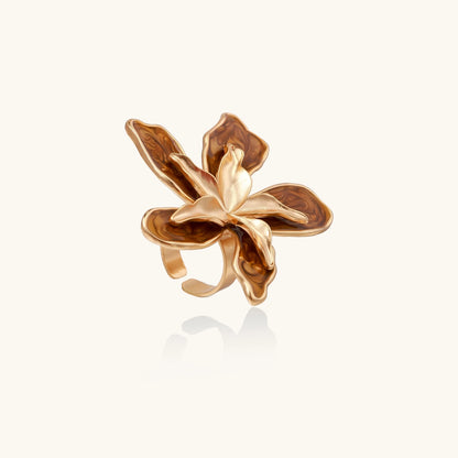 Amber Bloom Ring – skulpturale Emaille-Blüte in warmen Bernstein-Tönen, 18K vergoldet | Orolina